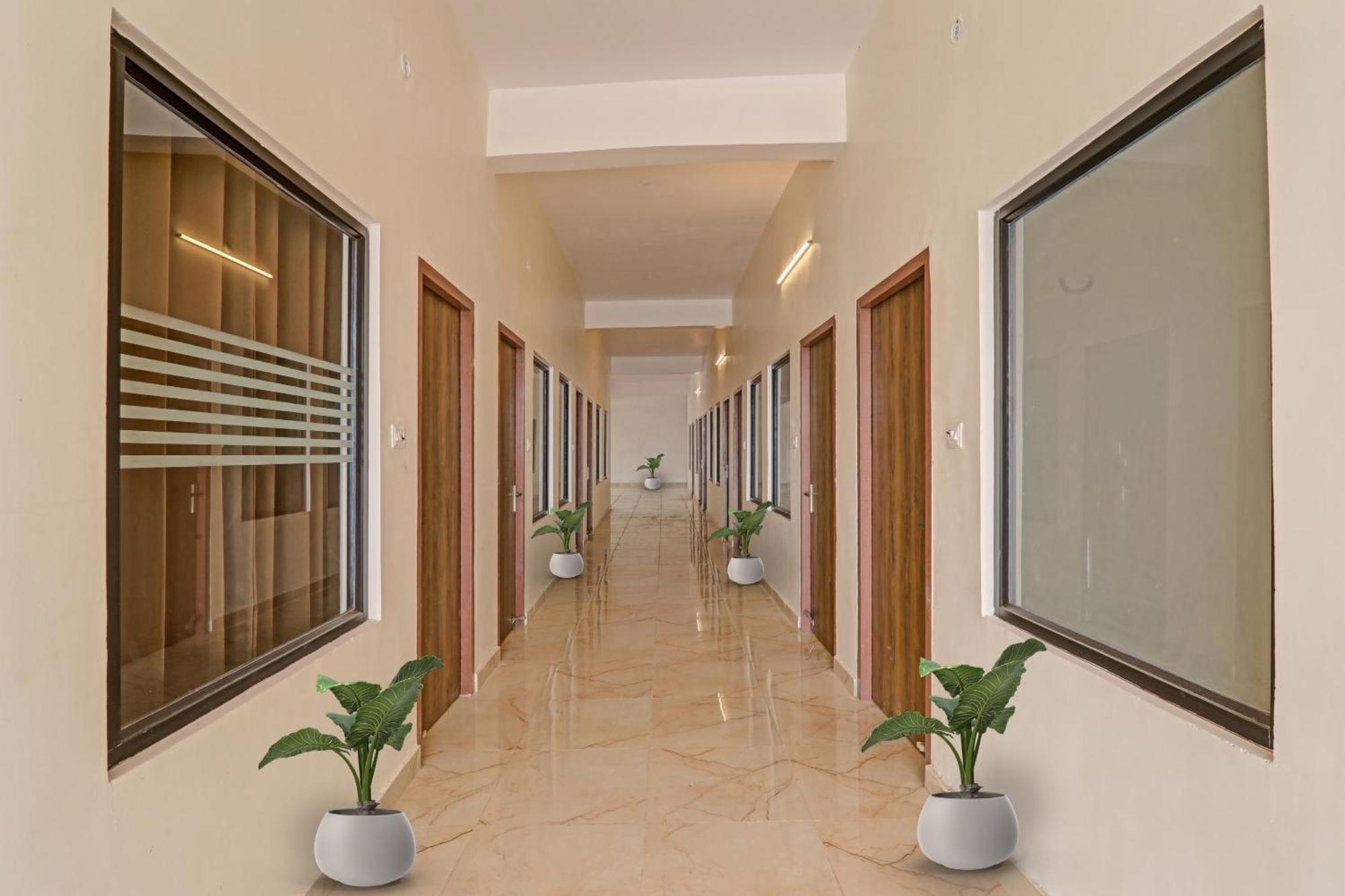 Flagship Jn Rooms And Banquet Gonda Экстерьер фото